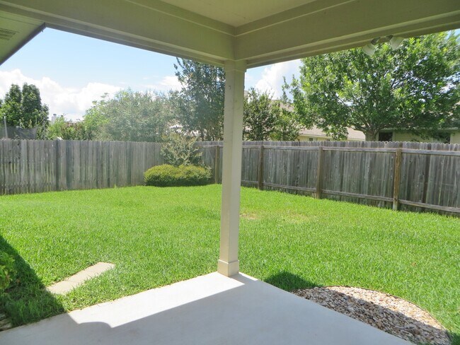 Building Photo - 3 Bedroom 2 Bathroom Villages of Berry Cre...
