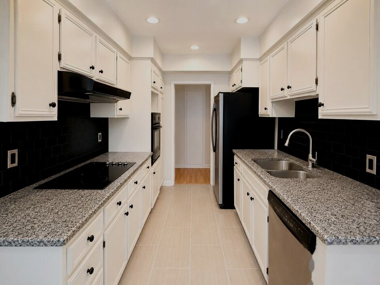 Building Photo - 5870 Green Valley Cir
