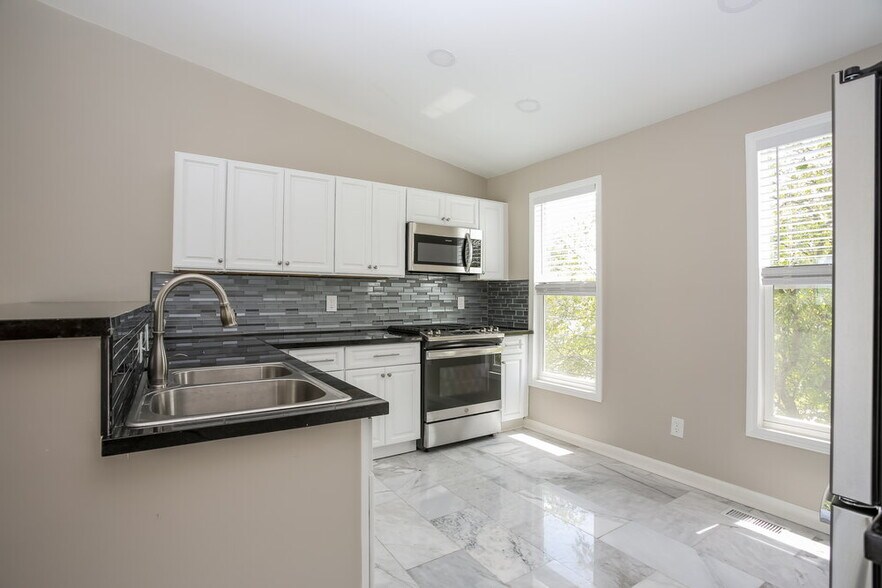 Building Photo - 6252 Tanbark Ct