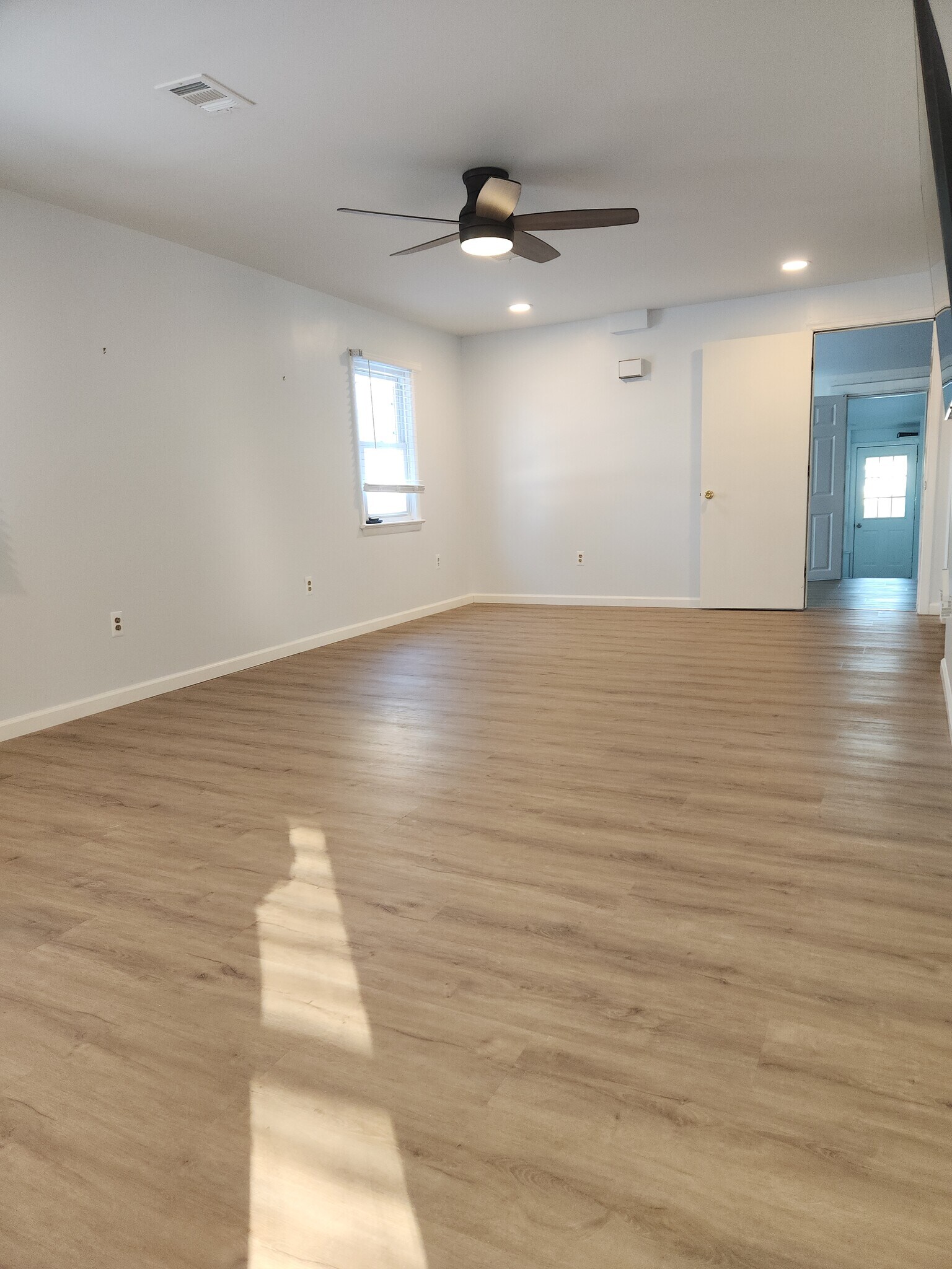 Building Photo - 1204 Lossing Ave