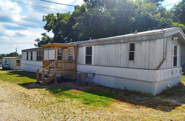 Building Photo - 225 Community Dr