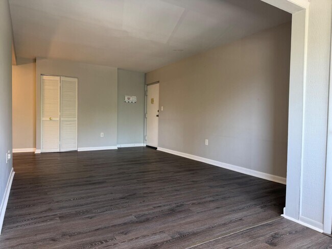 Building Photo - 140 Royal Oak Dr