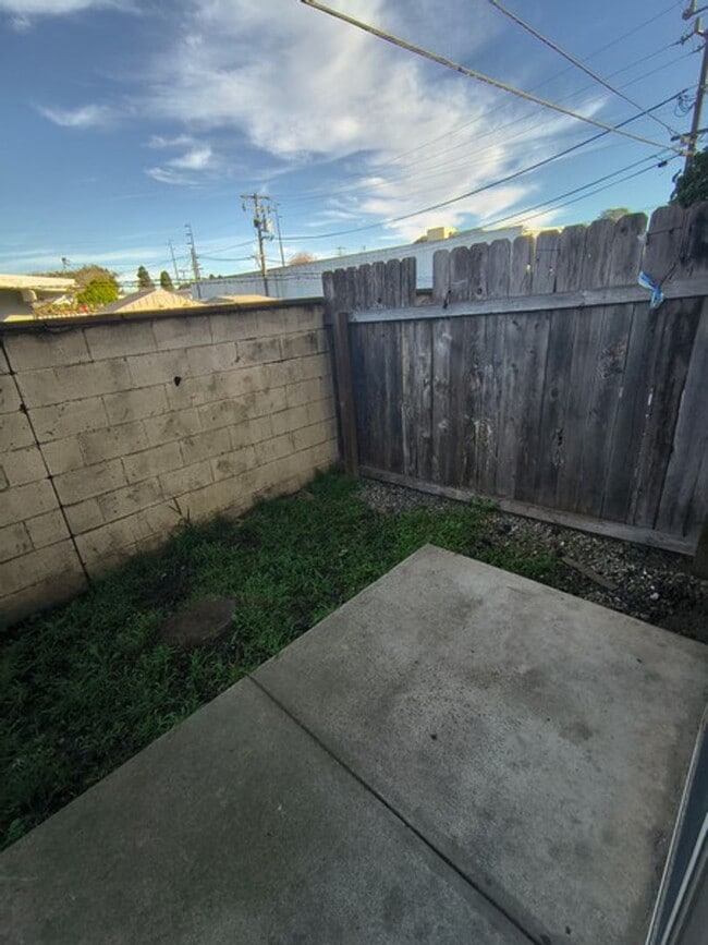 Building Photo - 504 S Oakley Ave