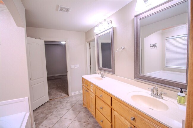 Building Photo - 202 Dawn Dr