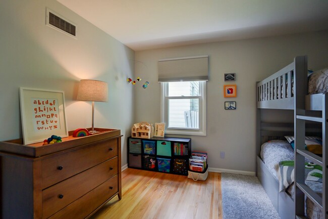 Building Photo - Charming West Side Single Family Home with Mid Century Modern feel