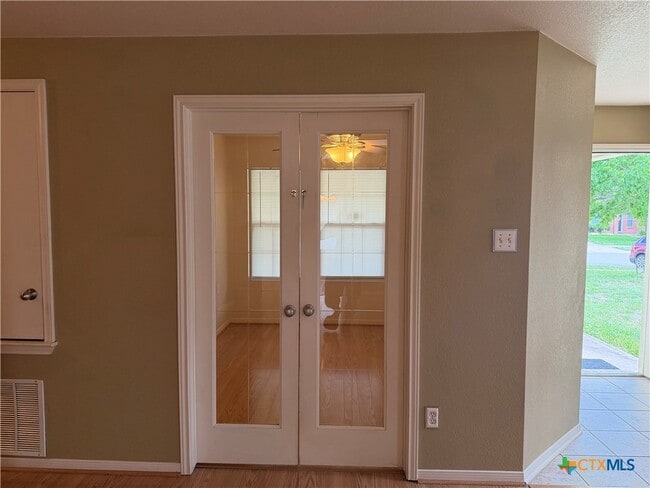 Building Photo - 2300 Maedell Dr