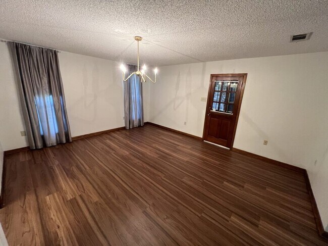 Building Photo - Spacious 4BR Brick Home with Office, Fireplace & Fenced Yard in Parkwood Terrace