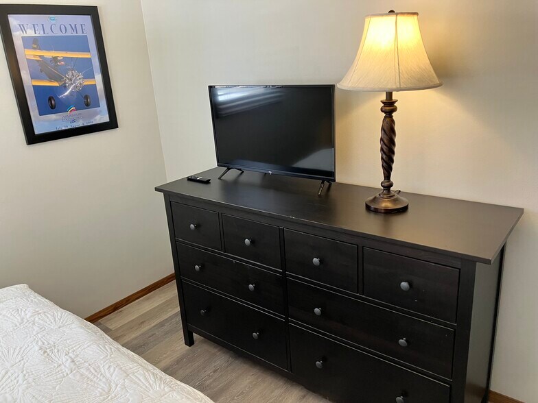 King with Roku TV, dresser - 1385 Maricopa Dr