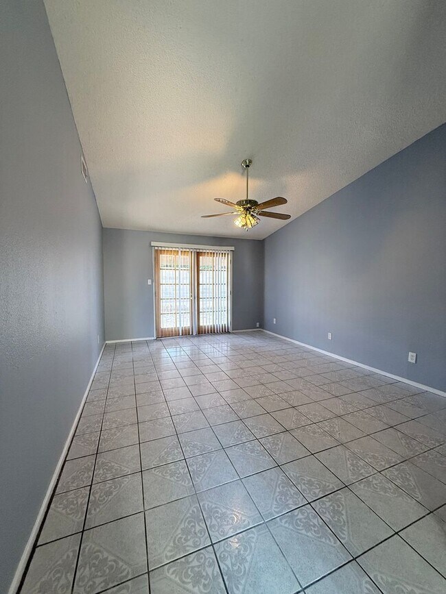 Building Photo - 3 bedrooms, 2 bathrooms Townhouse