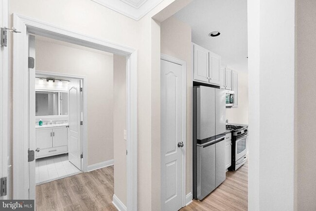 Building Photo - 701 Fallsgrove Dr
