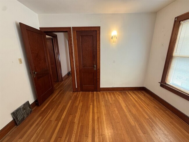 Building Photo - 23 Linden St