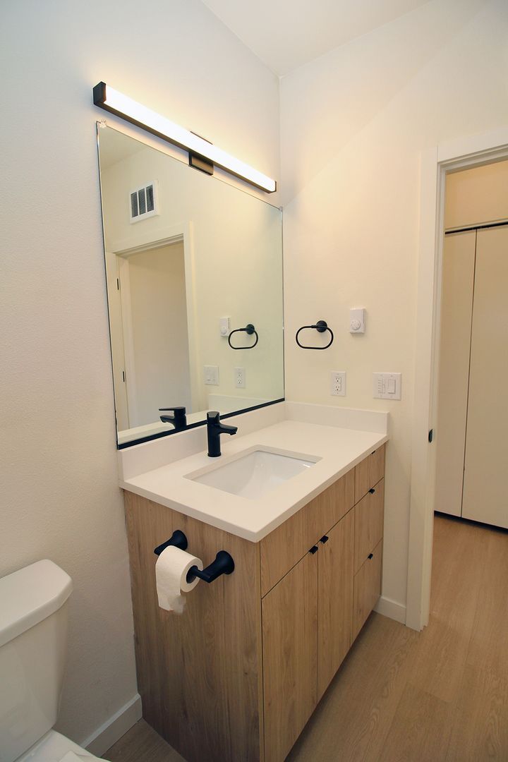 Building Photo - 7530 N Richmond Ave