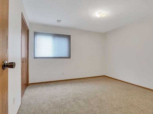 Building Photo - 3 Bedroom Apartment with new flooring and ...
