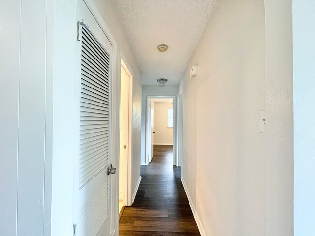Building Photo - Gorgeous 3/2 recently renovated in homey neighborhood