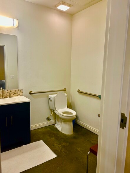 Building Photo - 300 E 4th St