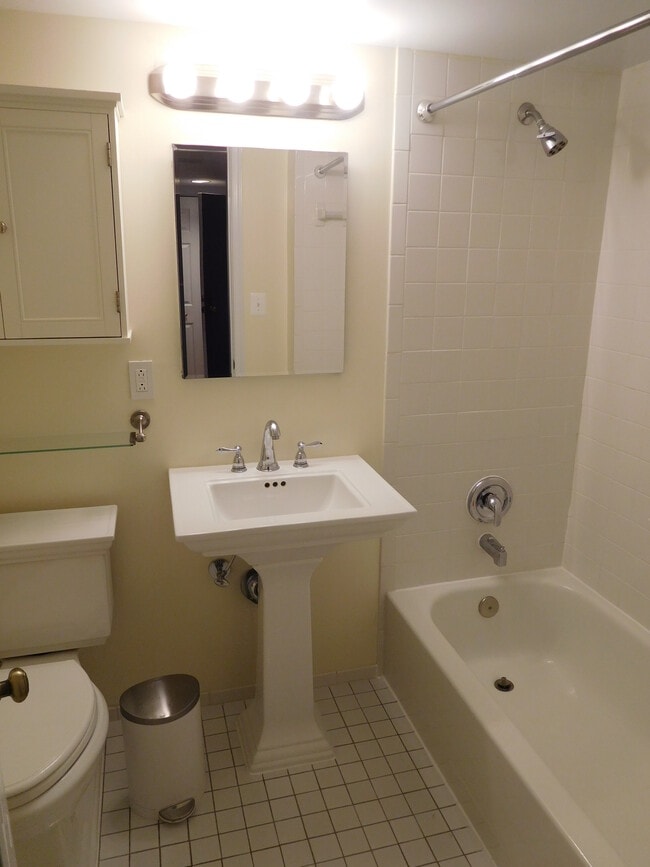 Bath Room - 1600 Prince St