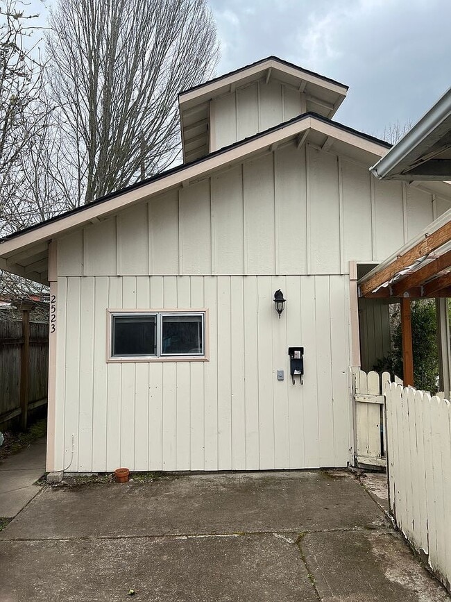 Building Photo - 4 Bedroom Dupex Close to U of O Campus