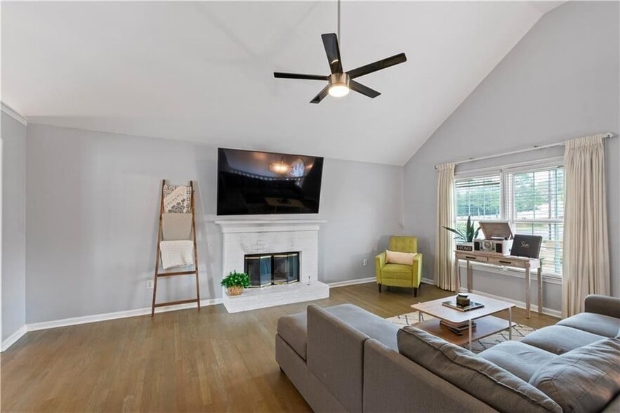 Building Photo - 2437 Pondside Pl NE