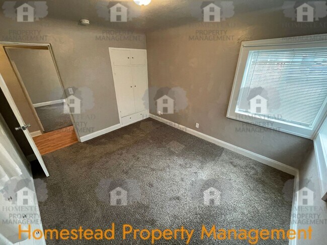 Building Photo - 660