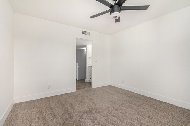 Building Photo - Updated 2-Bedroom COZY Condo Just Minutes ...