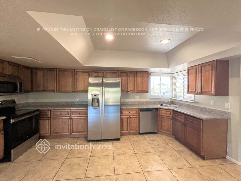 Building Photo - 4033 W San Juan Ave