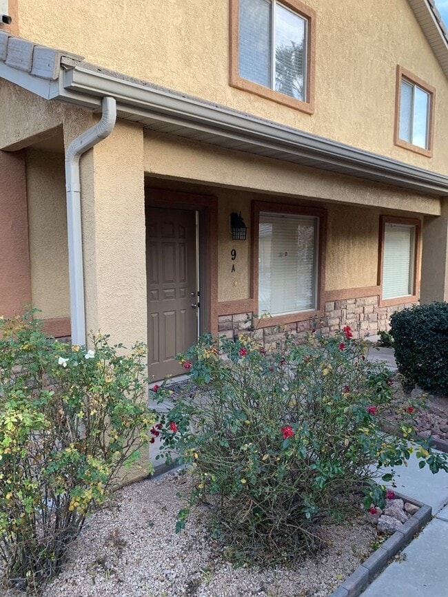 Building Photo - Skyhawk 3 bedroom 2.5 bath with a single car garage