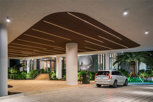 Building Photo - 700 NE 24th St