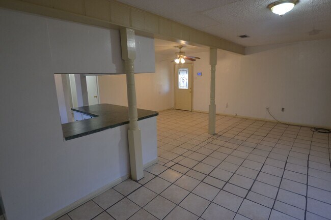 Building Photo - Housing Vouchers Accepted!!!  Location!  Newly updated, 4 bedroom, 2 bath home in historic Beechw...