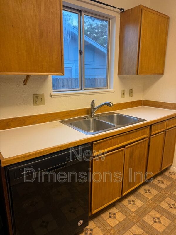 Building Photo - 3234 Heights Dr