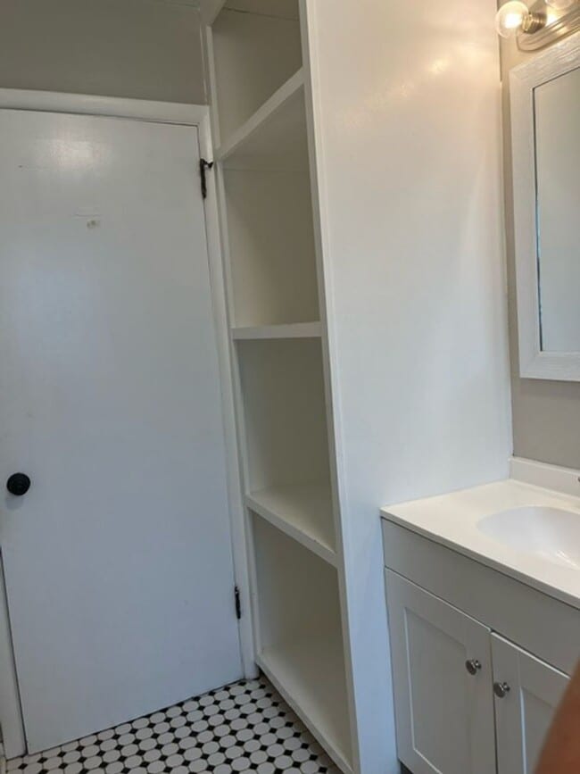 Building Photo - Super Cute 2 Bed 1 Bath House!