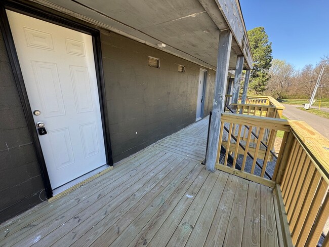 Building Photo - 2 bedroom 1 bath Apartment close to campus