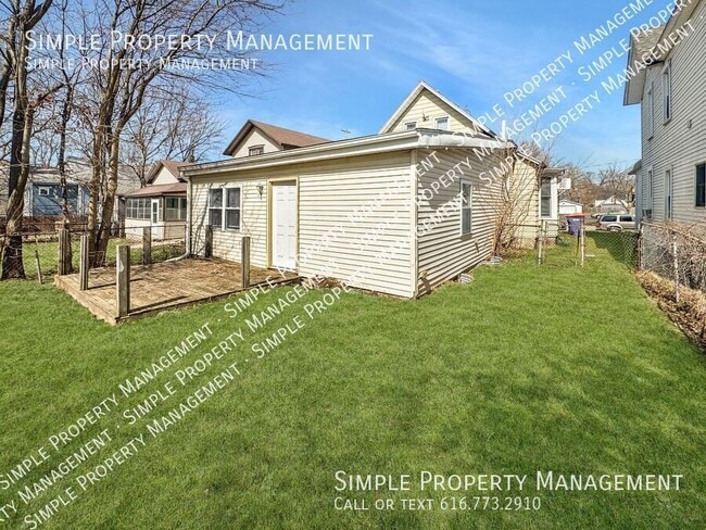 Building Photo - 156 Carrier St NE