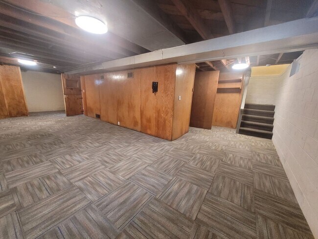 Building Photo - 2405 Maple St