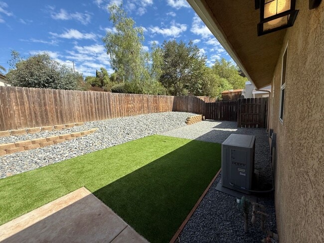 Building Photo - Beautiful 3 Bedroom 2 bath home in well de...