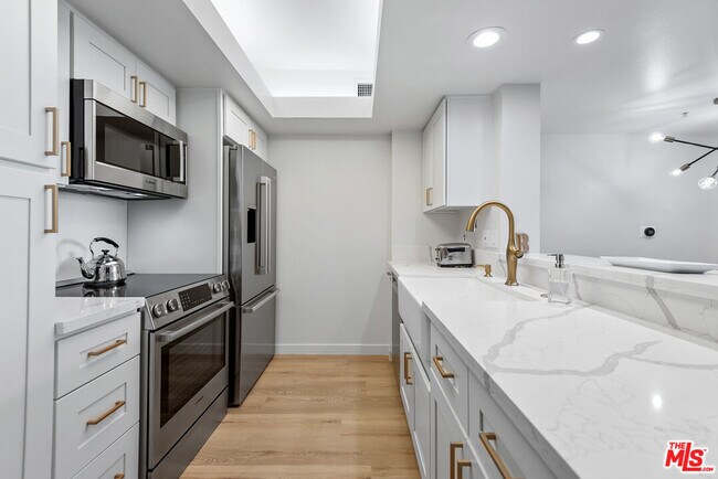 Building Photo - 13700 Marina Pointe Dr