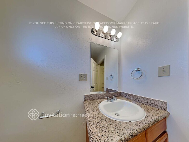 Building Photo - 1658 Ashwood Dr