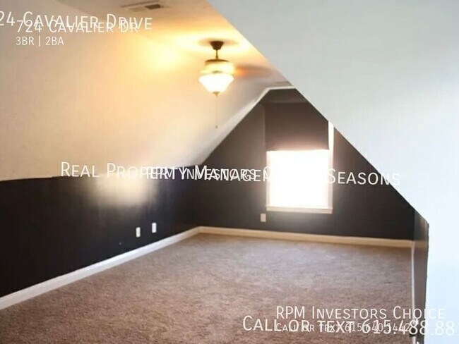Building Photo - 724 Cavalier Dr