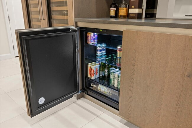 Building Photo - 2900 W Bay to Bay Blvd