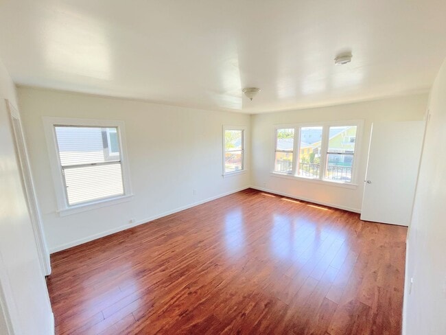 Building Photo - LARGE 2nd story 1bd/1ba unit near BMO, USC...