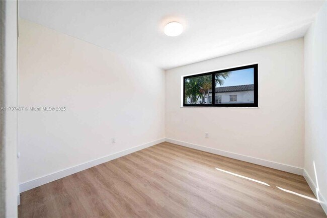 Building Photo - 7994 Crespi Blvd