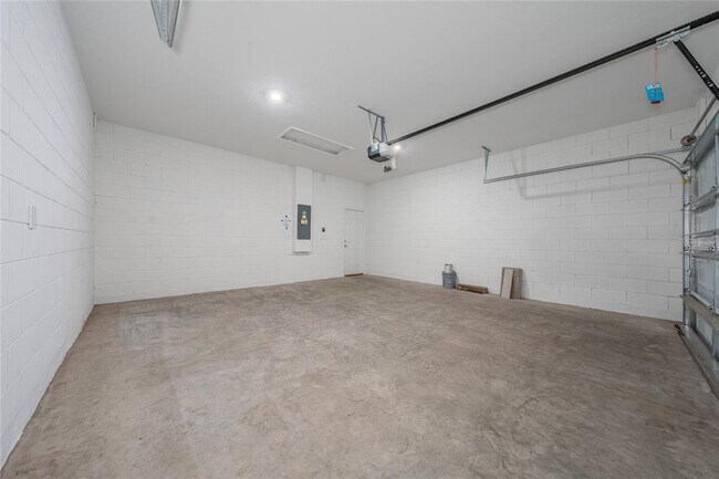 Building Photo - 5148 Goldfinch Dr