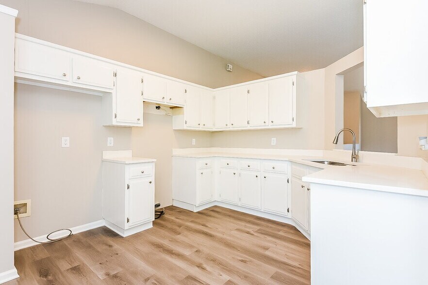 Building Photo - 12 Southview Dr