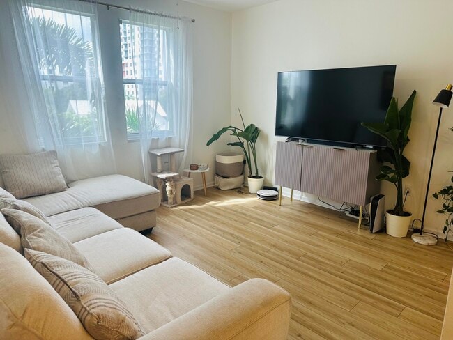 Building Photo - 533 NE 3rd Ave