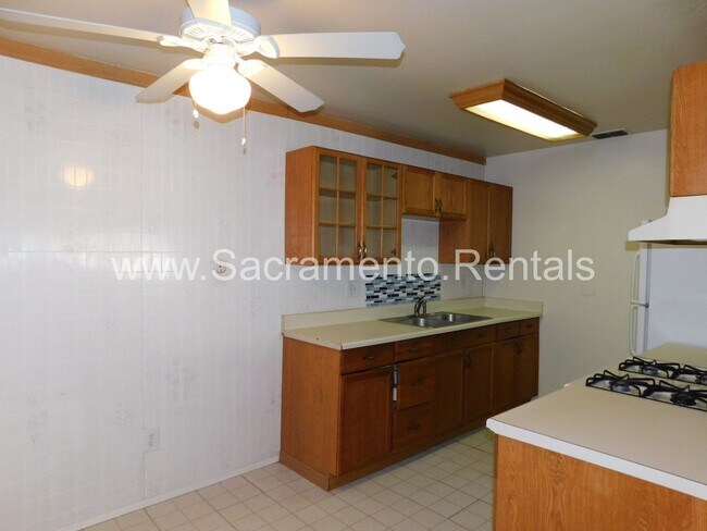 Building Photo - Spacious 2bd/1 ba Foothill Farms Duplex Wi...