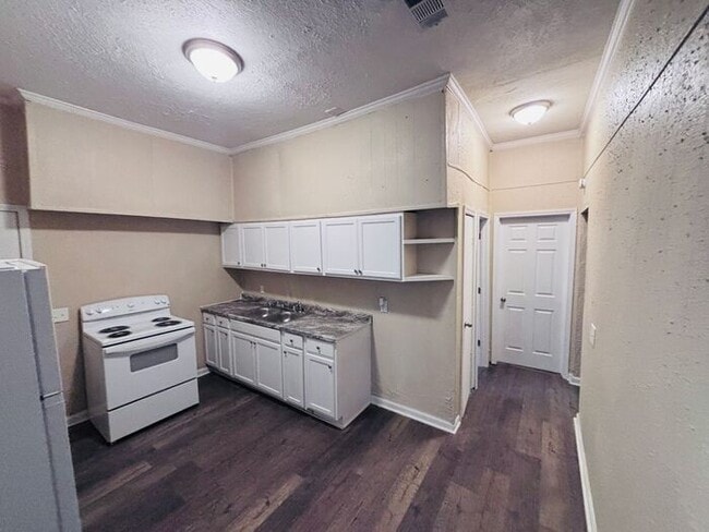 Building Photo - Charming 4-Bedroom Home in a Convenient Lo...