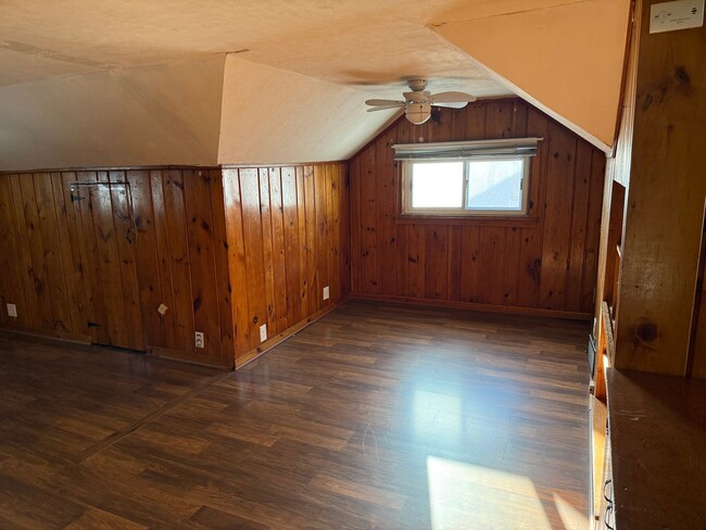 Building Photo - Cozy 2 Bedroom + Loft Home - Available Ear...