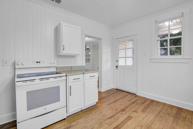 Building Photo - 2 Bedroom, 1 Bath home in Center of Richmond Hill - Richmond Hill close to Ft. Stewart and HAAF