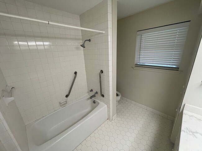 Building Photo - 607 Claymore Dr