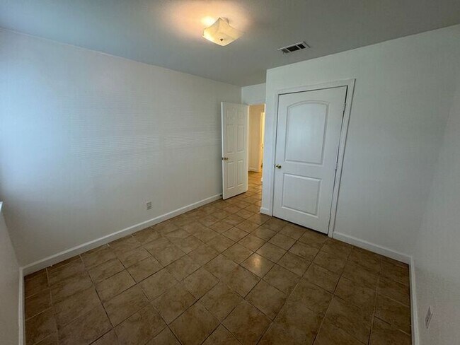 Building Photo - Gulf Breeze - Greenbriar Estates - 2 bed, 1 bath - Lawn care included