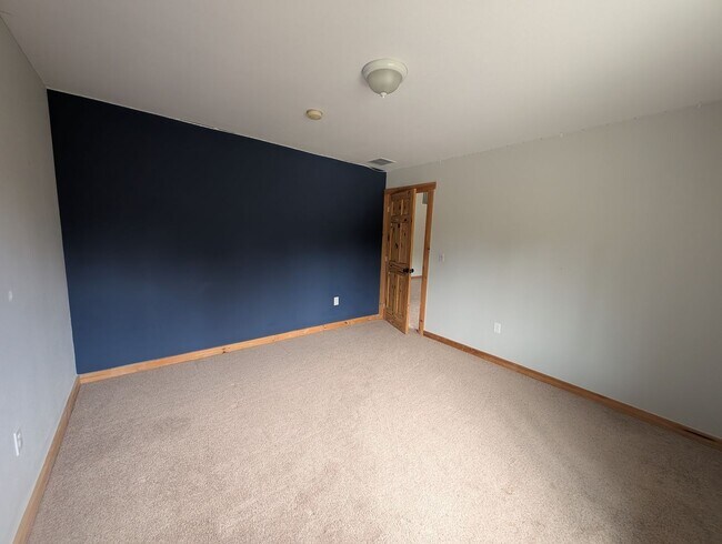 Building Photo - Spacious 4BR Home Near Sacheen & Davis Lake